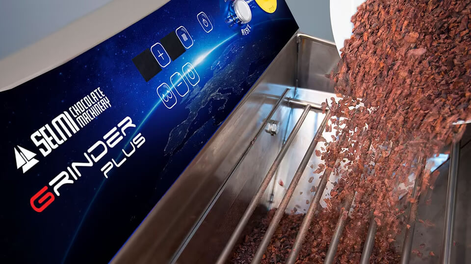 Hình ảnh minh hoạ của grinder trong quy trinh bean to bar