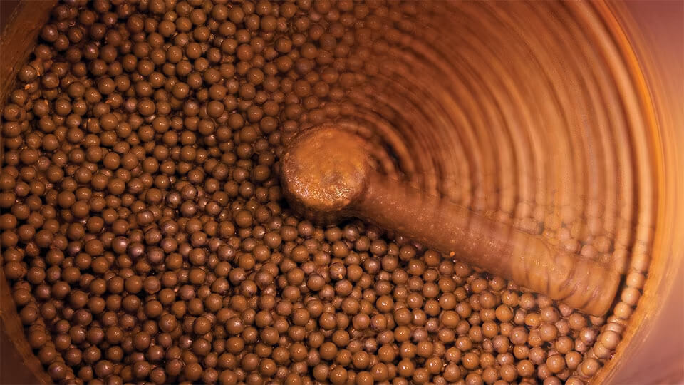 Hình ảnh minh hoạ của refining trong quy trinh bean to bar