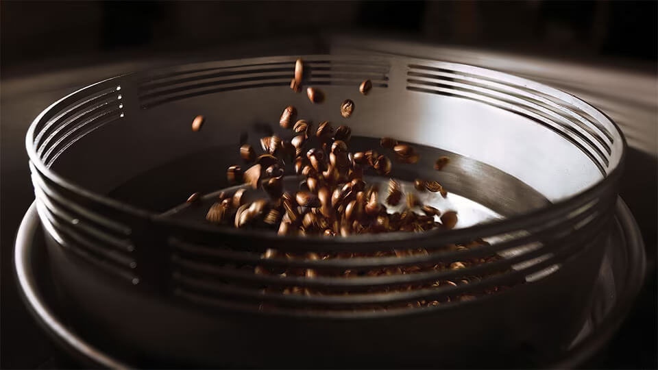 Hình ảnh minh hoạ của roaster trong quy trinh bean to bar