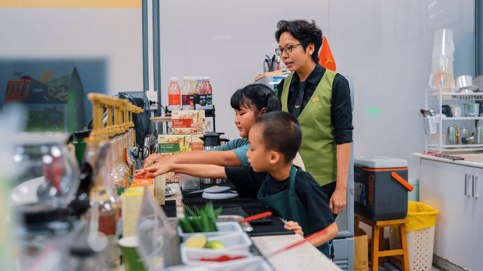 Ảnh các bé đang học pha chế.