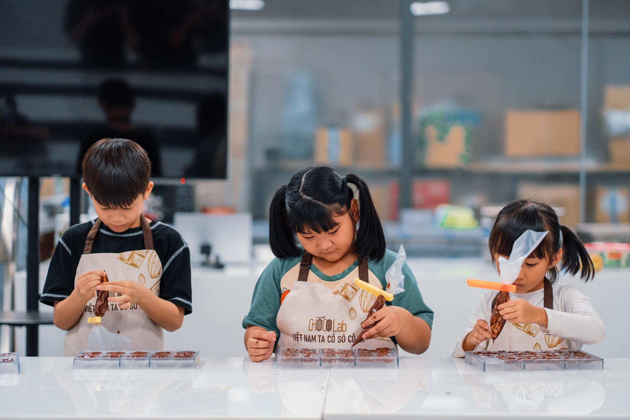 Mô tả lớp học trải nghiệm được học kĩ năng làm việc nhóm.