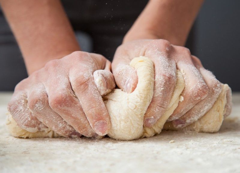 Bước quan trọng để làm bánh nở đều và mềm mịn.