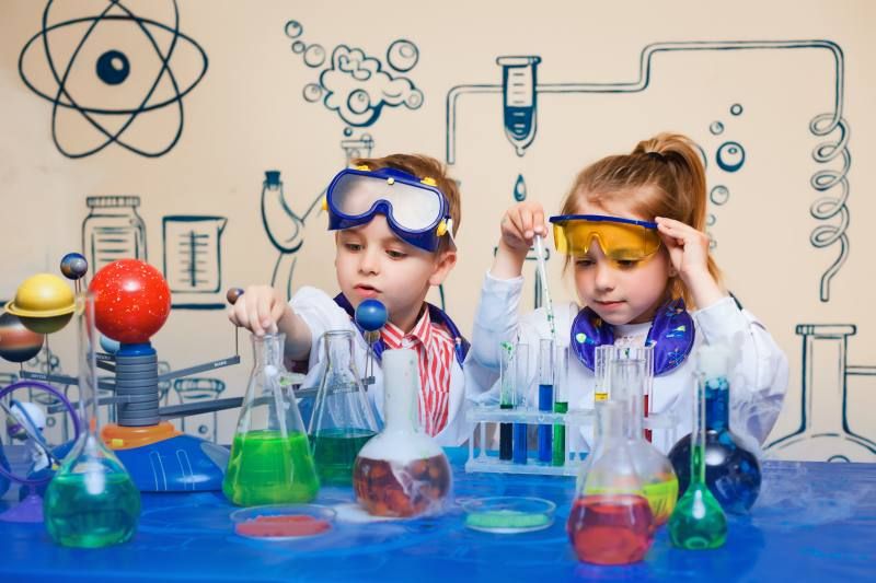 Nhóm trẻ hợp tác làm bánh trong lớp học trải nghiệm, phát triển kỹ năng sống teamwork.