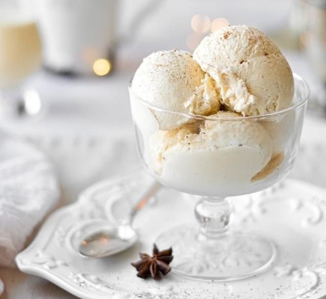 Gelato được trình bày đẹp mắt trong ly thủy tinh, giữ được kết cấu mịn và hương vị nhờ được bảo quản gelato đúng cách trước khi phục vụ.