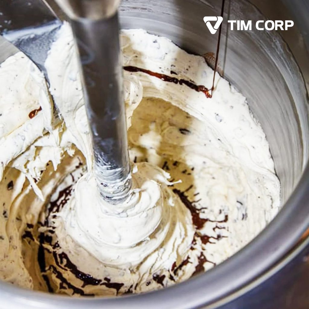 Cận cảnh chất kem gelato mềm mịn, sáng bóng trong tủ trưng bày – kết quả của việc bảo quản gelato đúng cách giúp duy trì cấu trúc và hương vị chuẩn Ý.