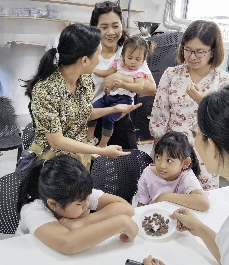 Phụ huynh và trẻ em tương tác trong buổi trải nghiệm F&B, cùng nhau chia sẻ niềm vui nấu ăn.