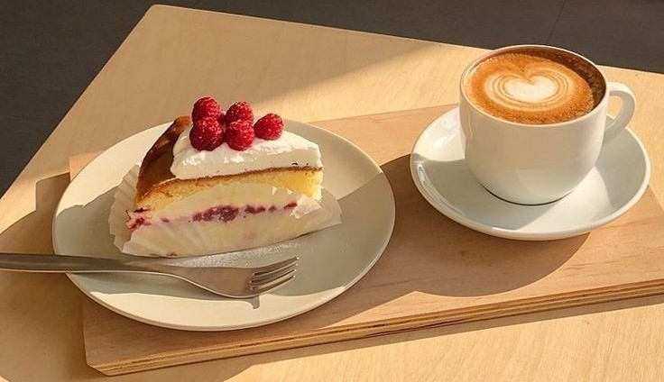Bánh ngọt và cà phê bên cạnh máy pha cà phê