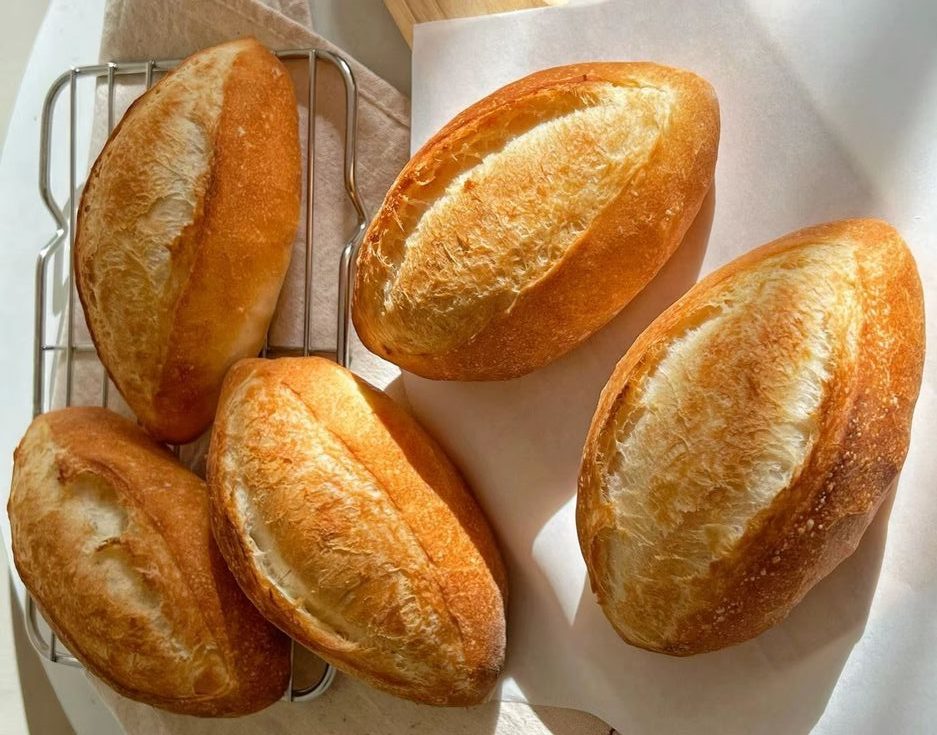 Ổ bánh mì Việt Nam giòn rụm, ruột mềm – biểu tượng quen thuộc của ẩm thực đường phố Việt.