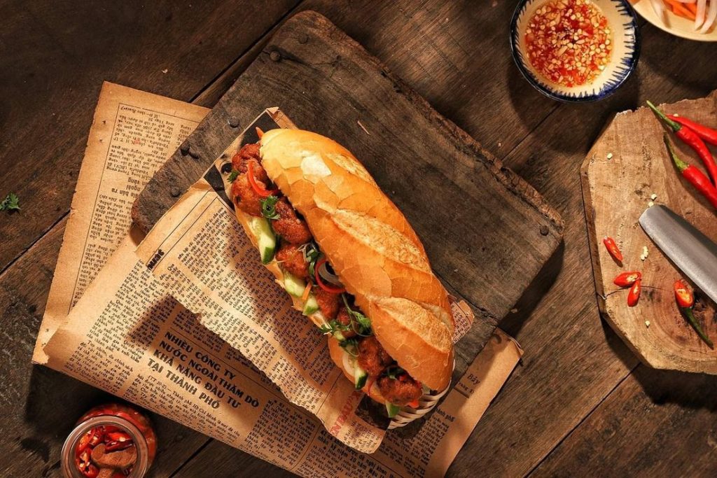 Người Việt thưởng thức bánh mì với nhiều hương vị khác nhau, từ pate, chả lụa đến thịt nướng.