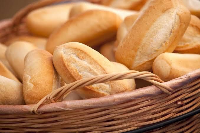 Giỏ bánh mì vàng giòn được bảo quản bằng túi giấy giúp bánh luôn giòn ngon.
