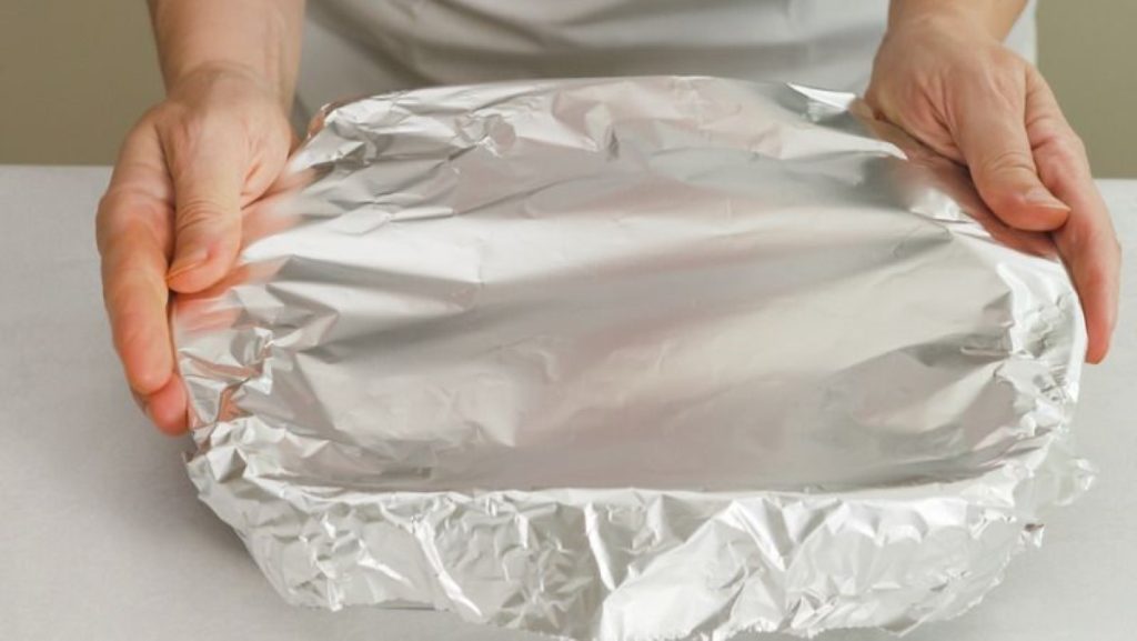 Bảo quản bánh mì bằng giấy bạc để giữ hương vị và độ giòn lâu dài.