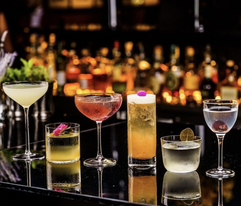 Bộ sưu tập cocktail đa dạng được pha chế bằng thiết bị bar hiện đại, thể hiện xu hướng F&B 2025 chú trọng trải nghiệm.