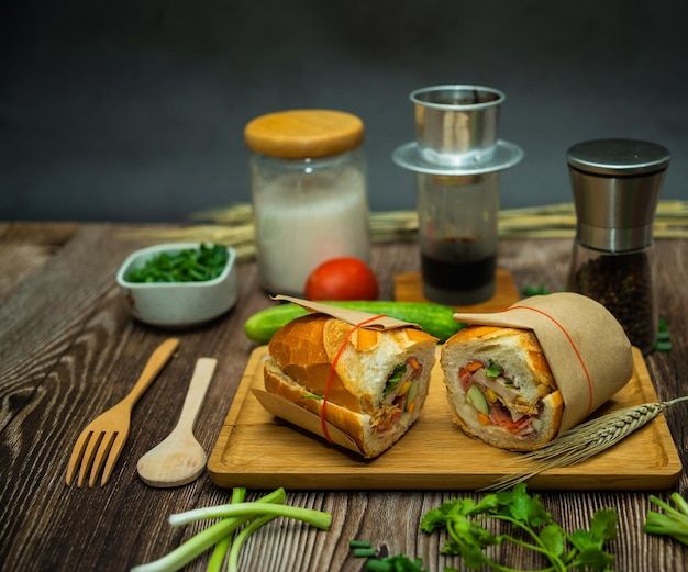 Thưởng thức bánh mì đúng điệu cùng ly cà phê sữa đá – trải nghiệm ẩm thực đặc trưng của người Việt.