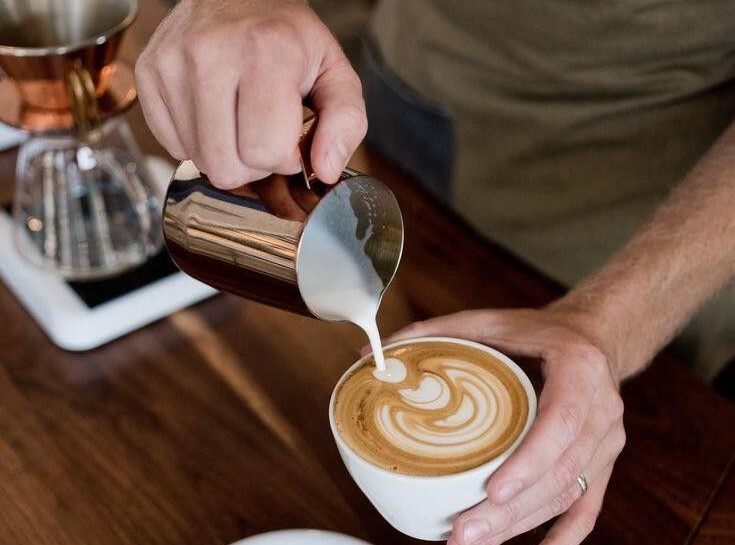 When self-learning coffee mixing, it is essential to understand the principles of milk frothing and latte art pouring to achieve a well-balanced, professional-quality flavor.