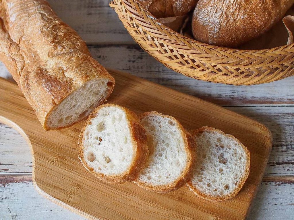 Bakery với các loại bánh mì cơ bản như baguette và bánh mì lát, đại diện cho nhóm bánh nướng phục vụ nhu cầu ăn uống hằng ngày