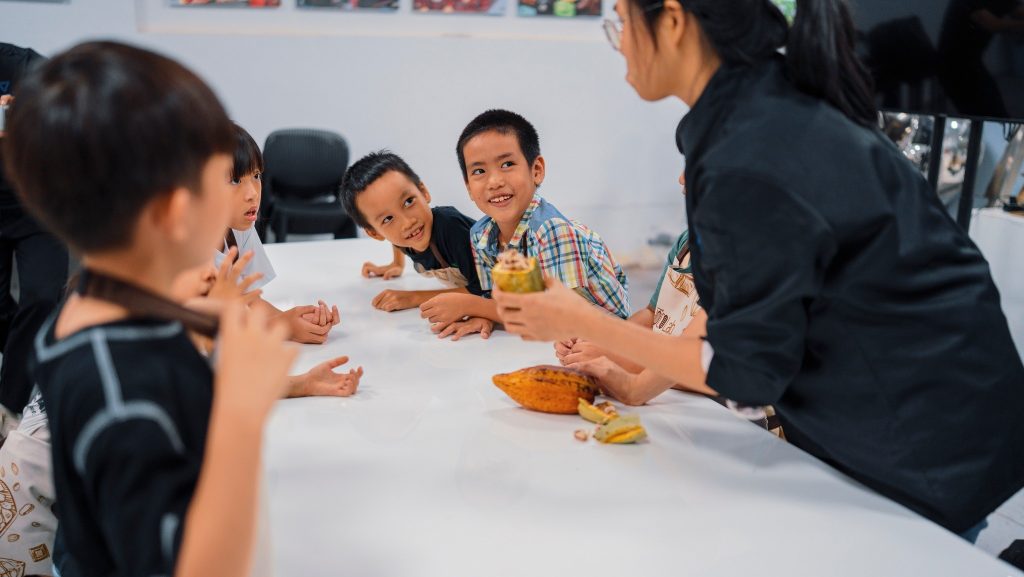 Chương trình trải nghiệm làm socola của TIM CORP – học sinh tương tác cùng chuyên gia trong lớp học F&B trải nghiệm.