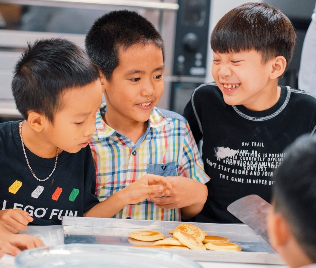 Trải nghiệm làm pizza giúp trẻ rèn luyện kỹ năng làm việc nhóm và tư duy sáng tạo thông qua hoạt động thực hành.