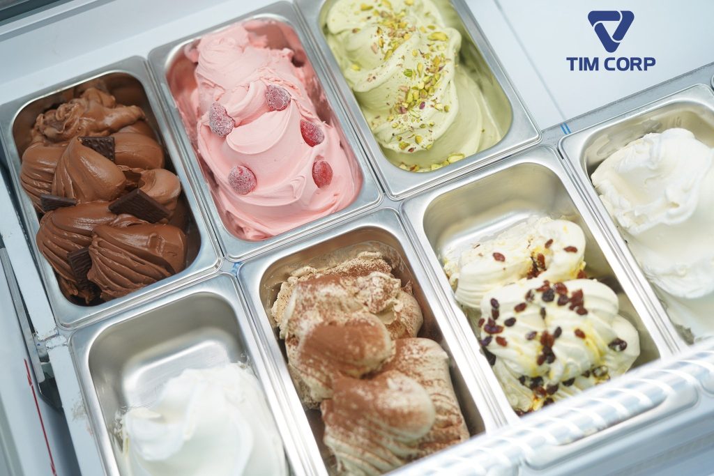 Nhiều khay gelato với các hương vị khác nhau, tạo điểm nhấn hấp dẫn trong menu quán cà phê