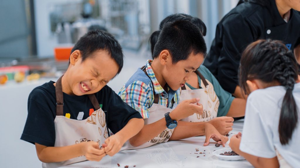 Trẻ em tham gia hoạt động ẩm thực tập thể, cùng nhau nhào nặn và sáng tạo món ăn trong không khí hào hứng và đầy cảm xúc.