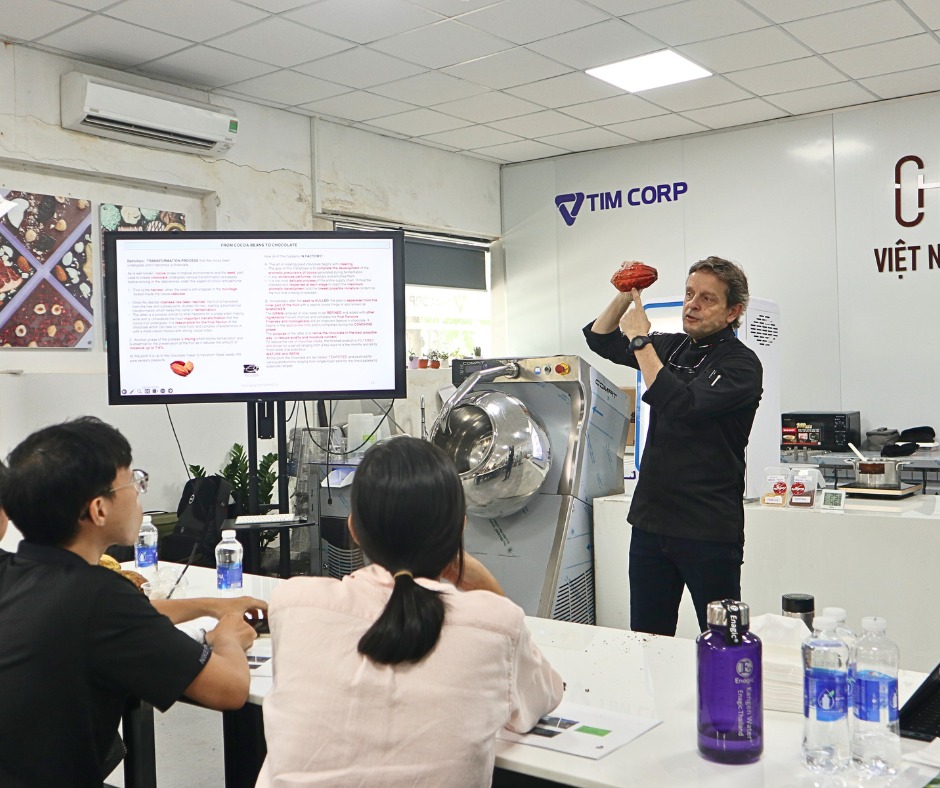 Học viên tham gia khóa đào tạo về chocolate tại TIM Corp, tìm hiểu kỹ thuật chế biến và vận hành máy chocolate chuyên dụng.