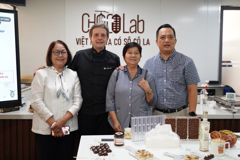 Khách mời trong chương trình Study Tour chụp ảnh trong phòng lab chocolate tại TIM Corp.