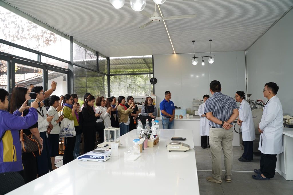 Đoàn study tour tham quan hệ thống phòng lab và tìm hiểu công nghệ phát triển sản phẩm F&B.