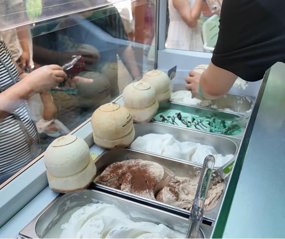 Gelato được múc trực tiếp từ máy vào ly, là món mới trong menu quán cà phê