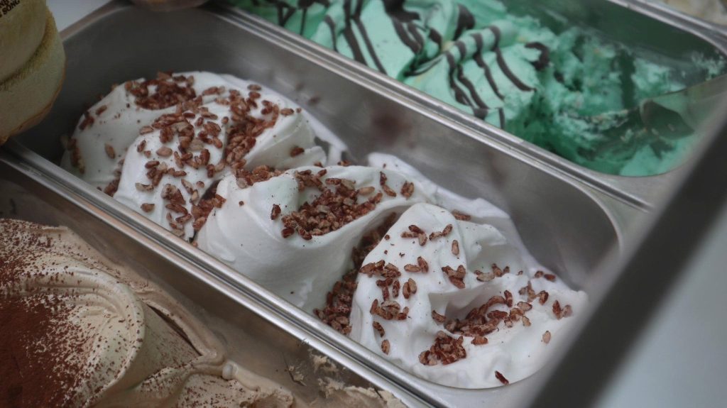 Khay gelato socola thủ công trưng bày trong menu quán cà phê, hấp dẫn khách thưởng thức