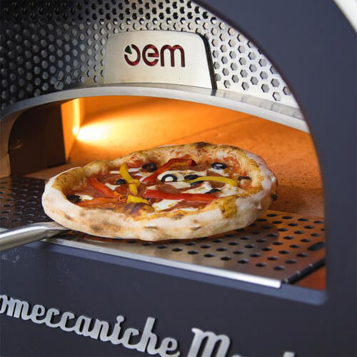 Pizza chuẩn Ý đang được nướng trong lò OEM Dome với nhiệt độ cao, giúp bánh chín đều trong thời gian ngắn và giữ trọn hương vị Napoli.