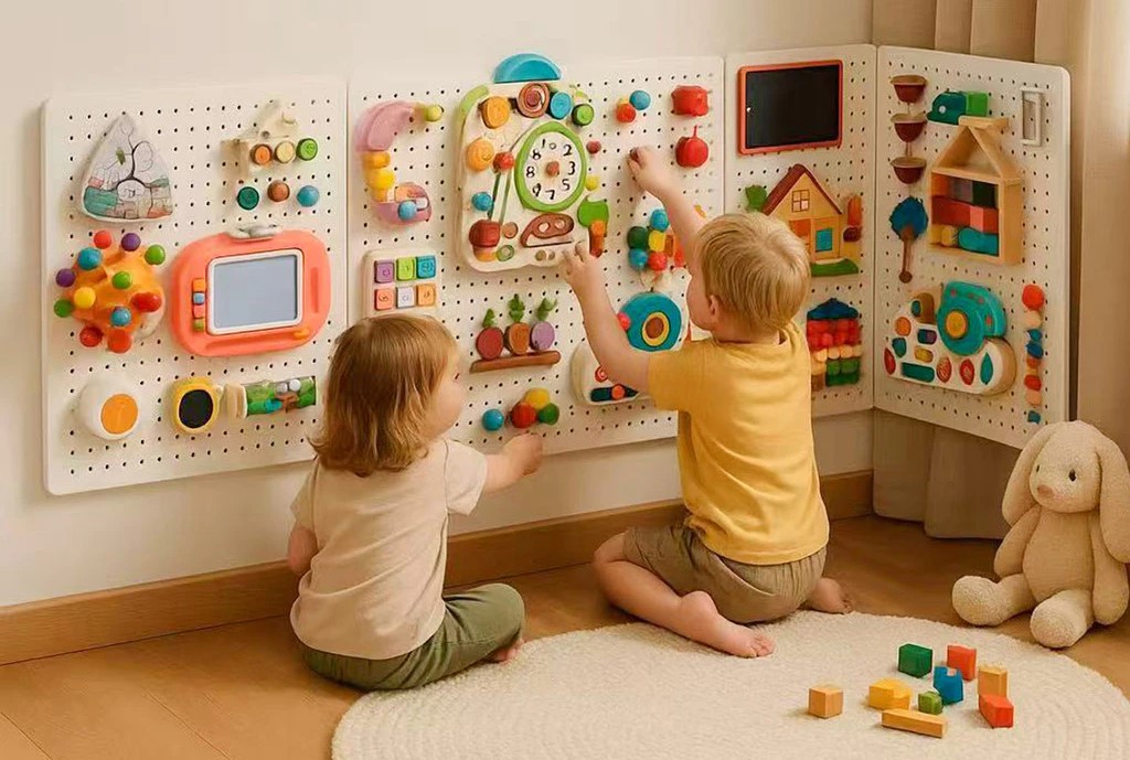 Phương pháp giáo dục Montessori giúp trẻ tự học thông qua giáo cụ và môi trường chuẩn bị sẵn.