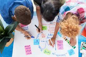 Phương pháp giáo dục dạy học theo dự án giúp học sinh học qua trải nghiệm và làm việc nhóm.