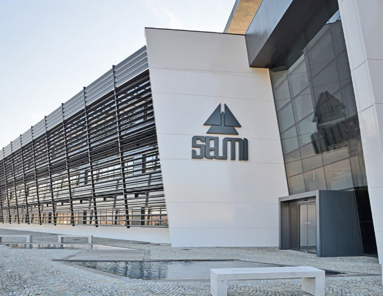 Trụ sở nhà máy Selmi tại Ý với kiến trúc hiện đại.