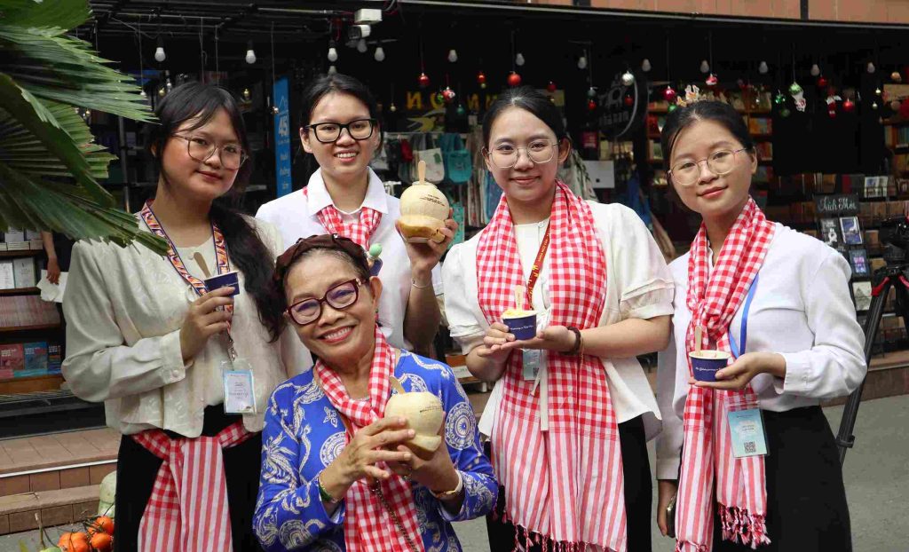 Hoạt động Đổi sách lấy kem tại sự kiện Văn Minh Lúa Nước ĐBSCL do TIM Corp phối hợp thực hiện nhằm khuyến khích văn hóa đọc và gây quỹ dự án sách.