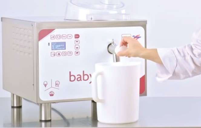 Vận hành máy Baby Chef ICETEAM 1927 trong quy trình chế biến.