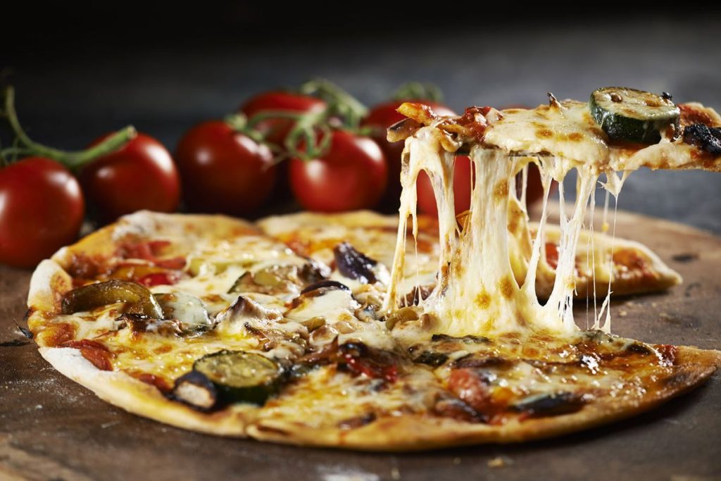 Pizza chuẩn Ý với đế bánh mỏng, viền nở xốp, phô mai tan chảy và topping tươi, thể hiện kỹ thuật nướng đúng nhiệt độ trong lò pizza chuyên dụng.