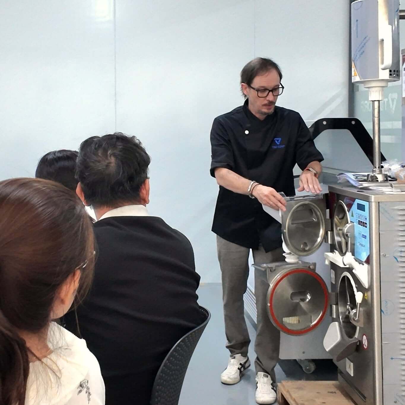 Chef Andrea hướng dẫn học viên